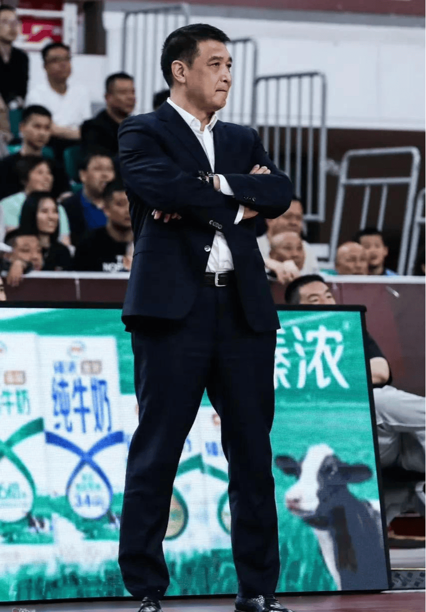 北控官宣：接受闵鹿蕾辞职致以崇高敬意聘请张庆鹏出任主教练的简单介绍
